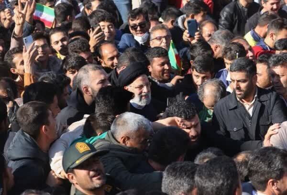 رئیس‌جمهور به احترام مردم از خودرو پیاده شد