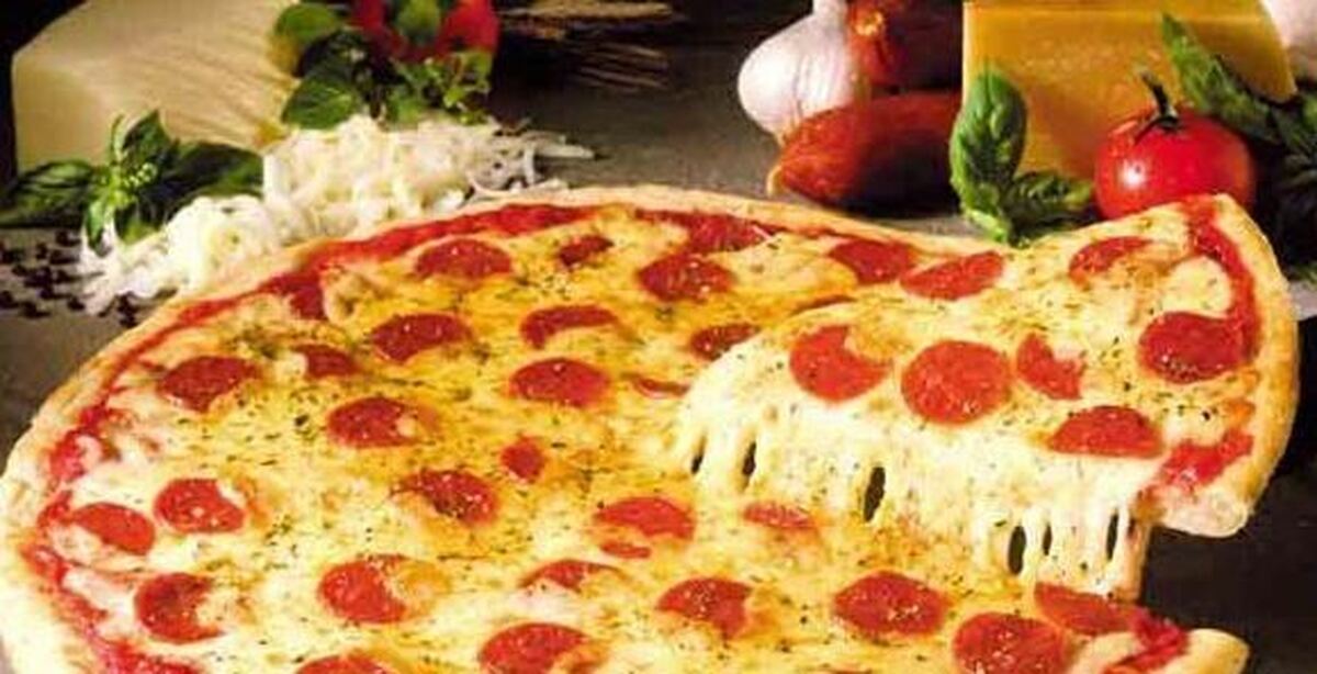 با پخت این پیتزای پپرونی خاص و محشر یک شب به یا ماندنی برای خودتان رقم بزنید