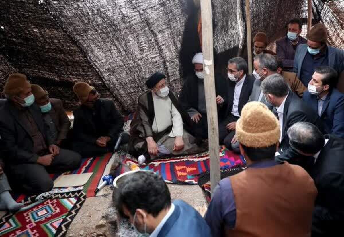 با ما چه کردی‌ای شکننده تابوی پشت میز نشستن!