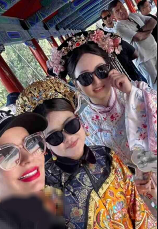عکسی جالب از سپیده خداوردی، مرضیه سریال آوای باران و دختران چینی با لباس چونگسام