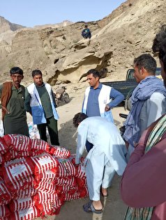 تیپ جهادی مستضعفین در سیستان و بلوچستان بین مردم سیل‌زده و مسؤولان پل زد
