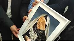 تابلویی با پلاک‌های شهدا تقدیم رئیس جمهور شهید شده بود