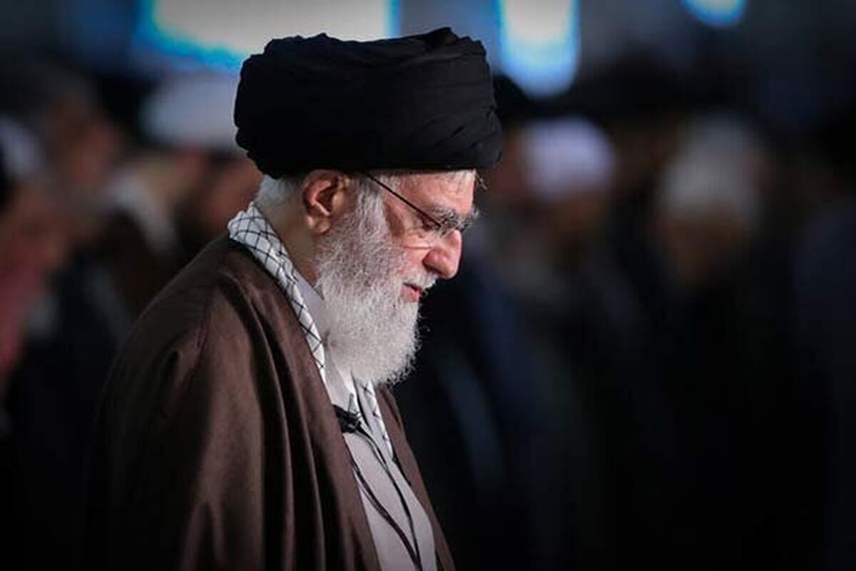 رهبری بر پیکر‌های شهدای خدمت نماز می‌خوانند