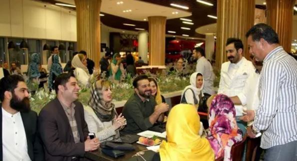 قابی جذاب از جمع هنری در رستوران لاکچری علی دایی