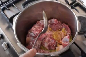 چگونه در زودپز آبگوشت درست کنیم؟