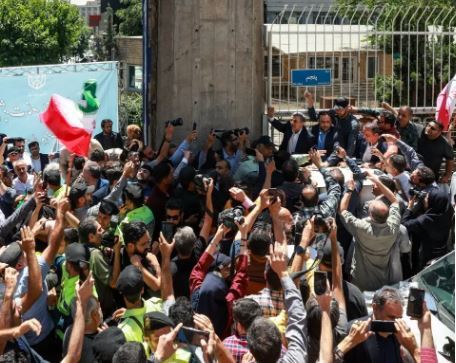 محمود احمدی‌نژاد در محاصره طرفدارانش+عکس