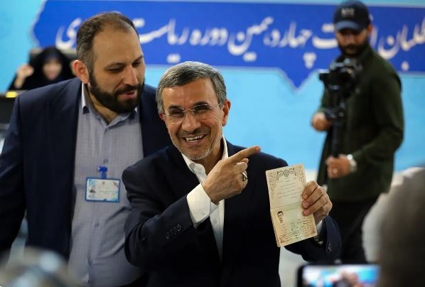 تصویری از محمود احمدی نژاد در سال ۸۴ که پیر‌تر از الان بوده! +عکس