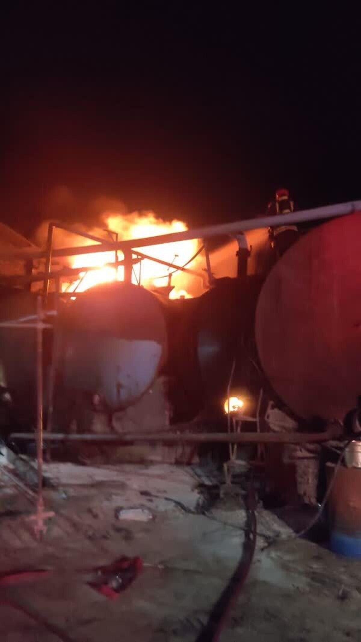 حریق یک کارخانه ایزوگام در جاده کلات