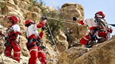 نجات مصدوم ۶۳ ساله از صخره‌های صعب العبور آبشار خور