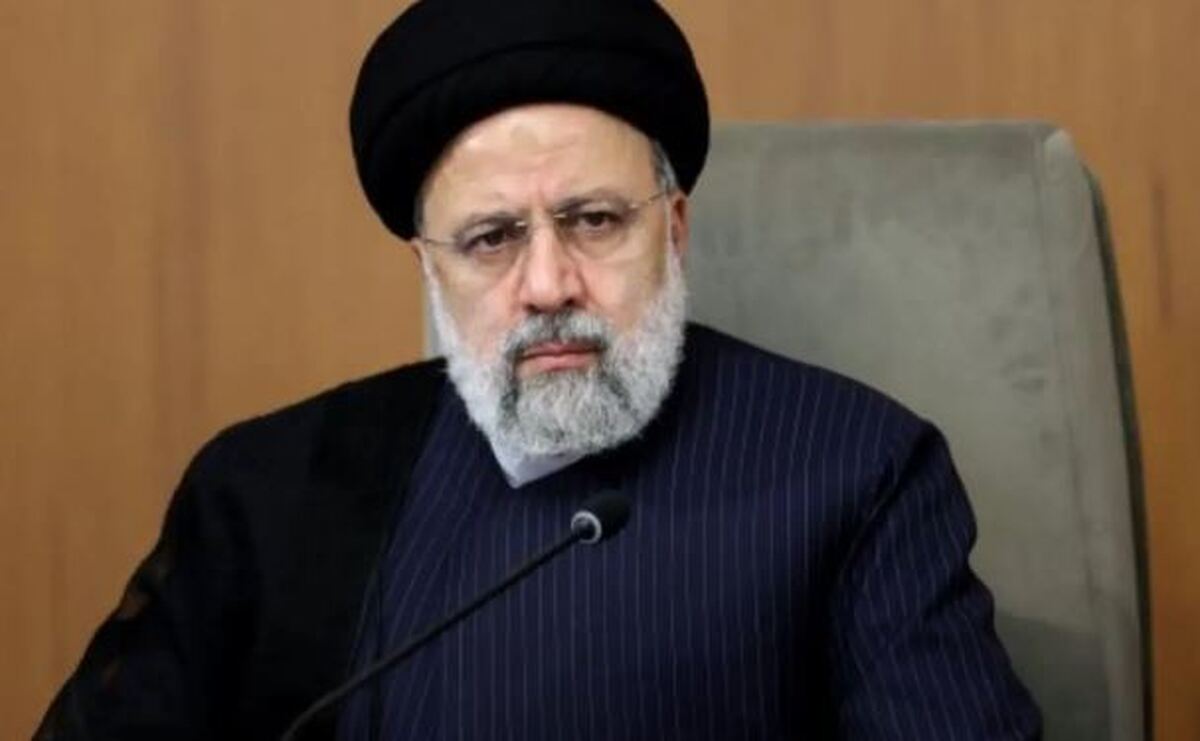سید احمد علم الهدی روی پلکان هواپیمای حامل پیکر رئیس جمهور+عکس