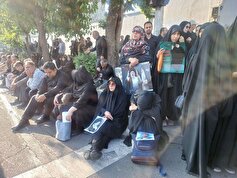 انتظار مردم تهران برای وداع با خادمان شهید ساعاتی پیش از آغاز مراسم