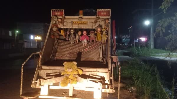 ماجرای تقی عشقی و عروسک‌های پشت کامیون حمل زباله + فیلم
