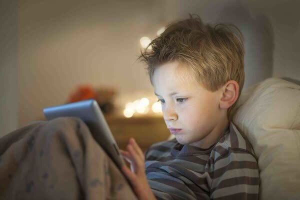 نشانه‌های اعتیاد کودکان به فضای مجازی چیست؟ راه‌های جایگزین کدامند؟