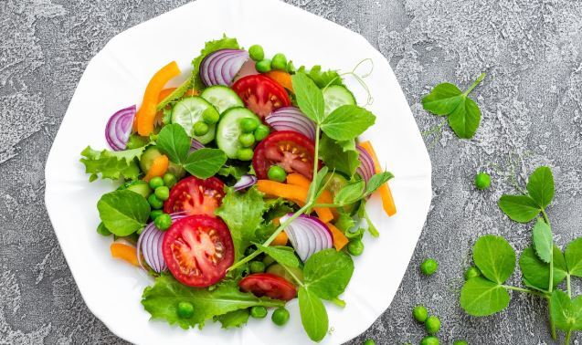 طرز تهیه یک سالاد رژیمی سرشار از ویتامین برای ورزشکار‌ها