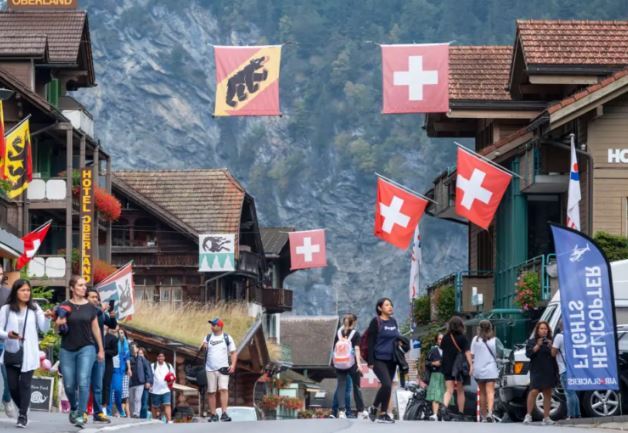 ازدحام ناشی از گردشگری مشکل این روز‌های یک روستای جذاب در سوئیس