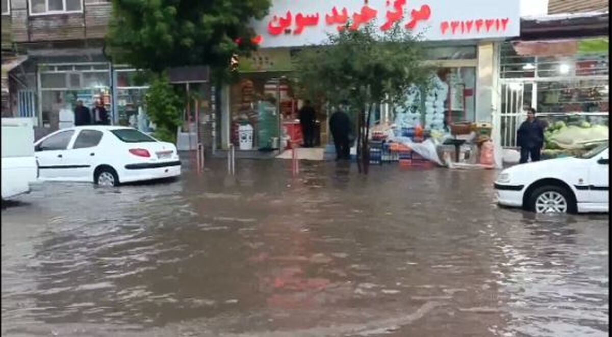 بارش شدید باران و جاری شدن سیل در سطح شهر مهربان