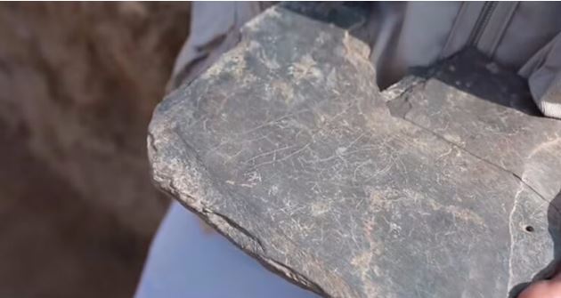 سنگ‌نوشته‌ای از دوران مصر باستان با ۲۱ علامت ناشناخته