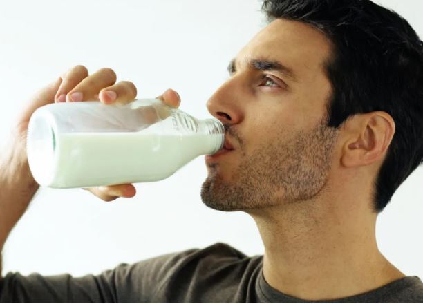 برای تسکین سوزش دهان پس از خوردن غذای تند، شیر را امتحان کنید!