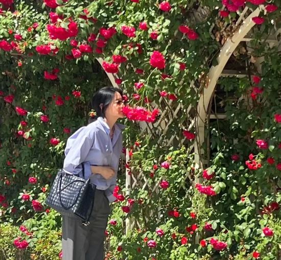 یانگوم در باغ گل /چه ژست احساسی+عکس