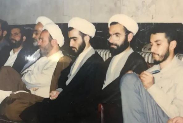 عکسی از جوانی شهید امیر عبداللهیان در مسجدجامع شادآباد تهران