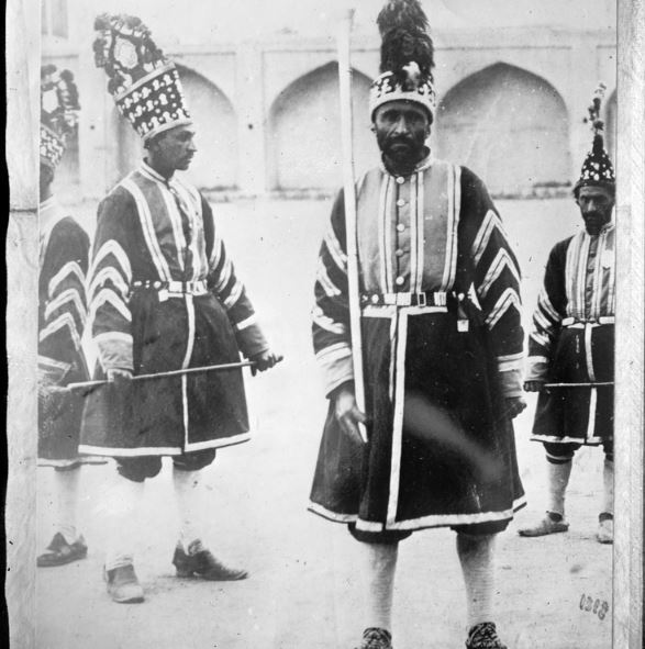 خدمتگزاران سلطنتی ناصرالدین شاه قاجار اینگونه لباس می‌پوشیدند!