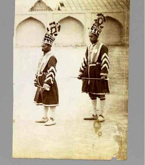 خدمتگزاران سلطنتی ناصرالدین شاه قاجار اینگونه لباس می‌پوشیدند!