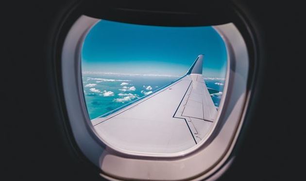 شاید برای شما هم جالب باشد بدانید که چرا روی پنجره هواپیما سوراخ است؟