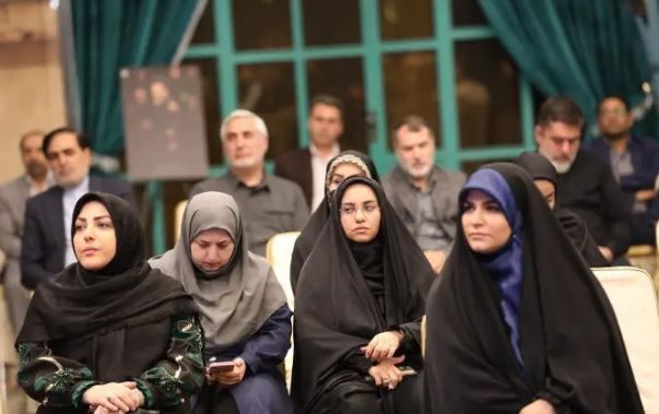 حضور پررنگ مجری با سابقه صدا و سیما در مراسم بزرگداشت شهدای خدمت
