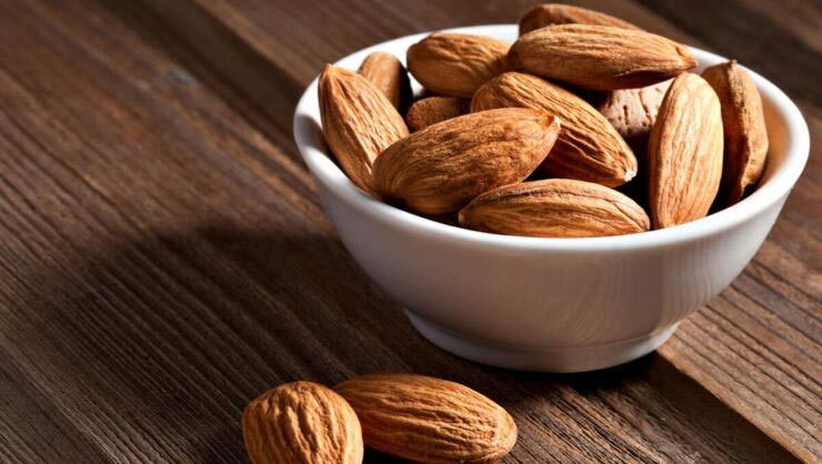 برای داشتن پوستی درخشان و سالم روغن بادام را روی نافتان بمالید