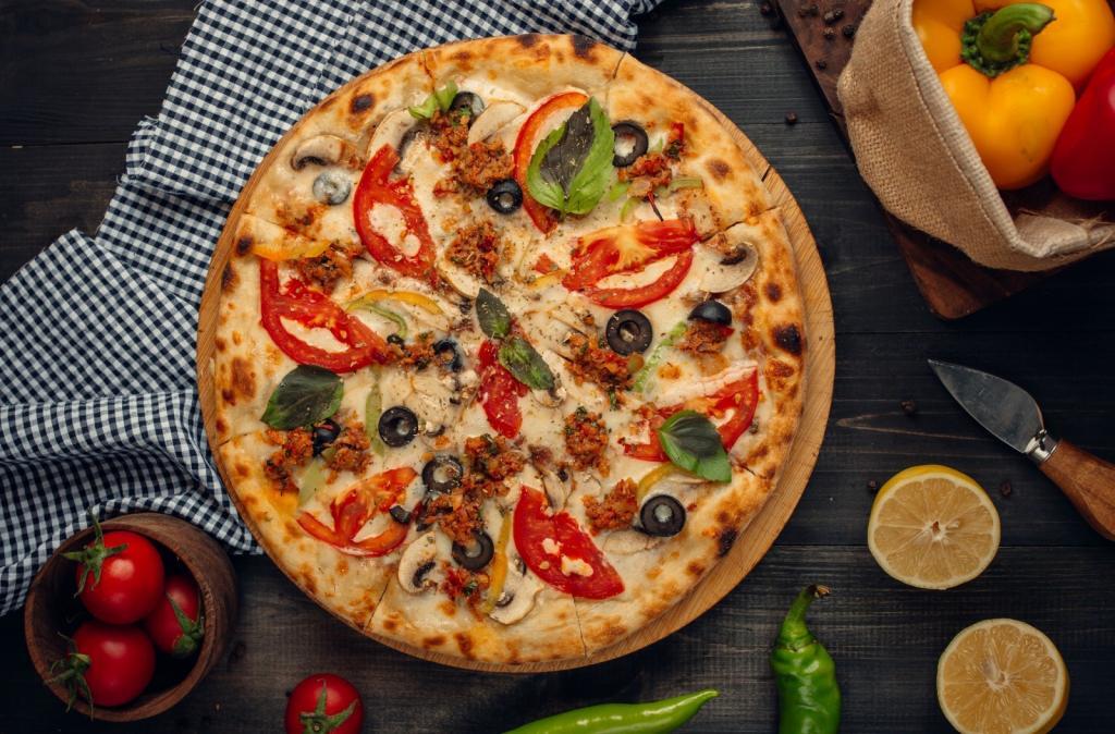 اگر دلتان هوس فست فود کرده، اما رژیم دارید این پیتزا سبزیجات خوشمزه و رنگی را امتحان کنید