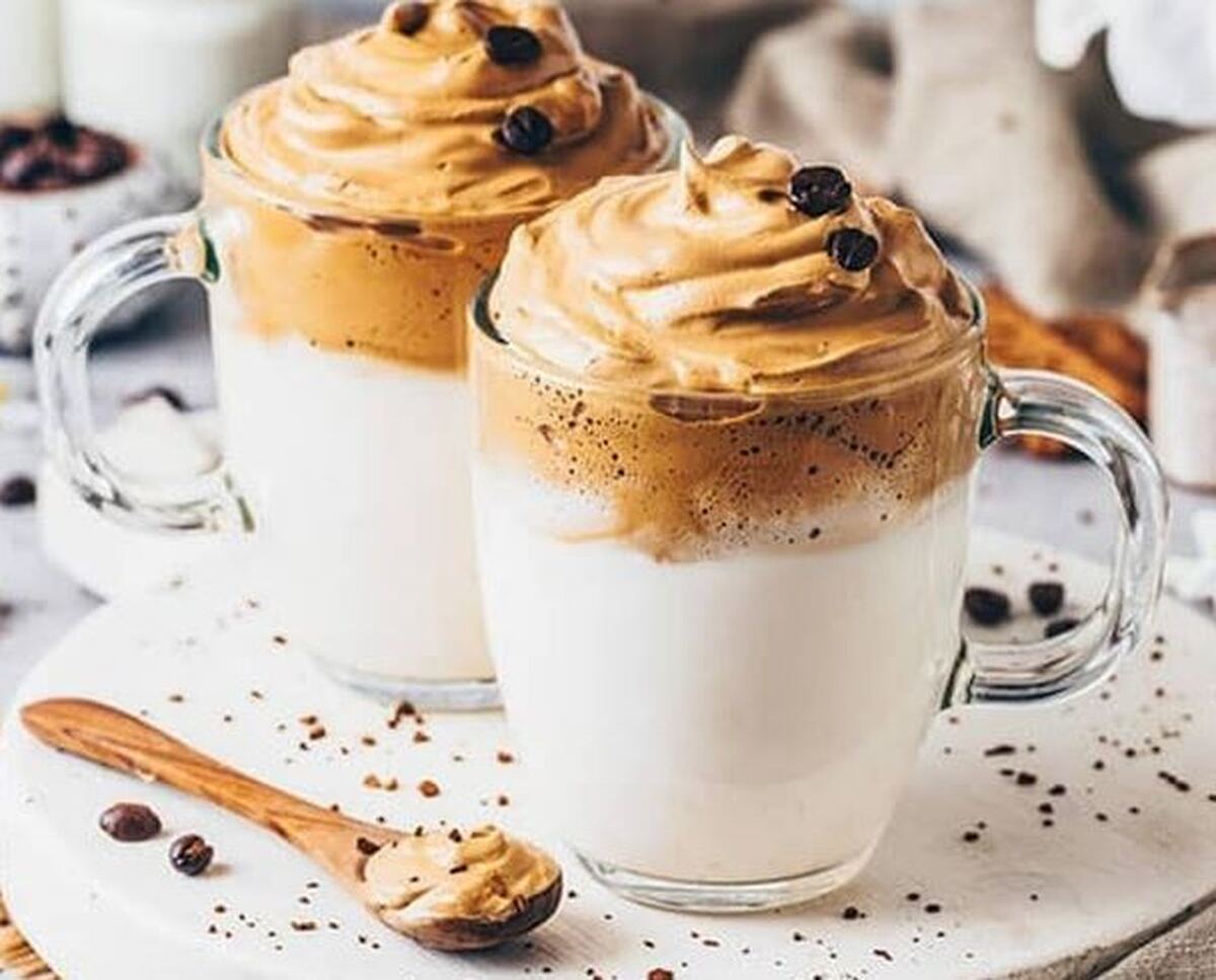 طرز تهیه قهوه دالگونای لوتوس؛ یک نوشیدنی خنک که با خوردن اش جیگرتون حال میاد!