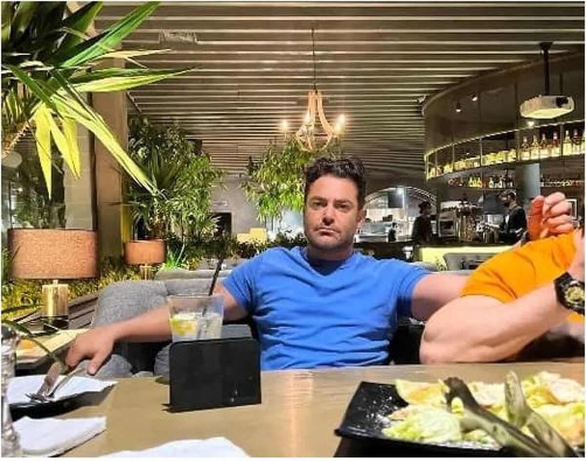 مهمان نوازی شاهانه گلزار در یک رستوران شیک به مناسبت ازدواج برادرش/چه میز بلند بالایی!