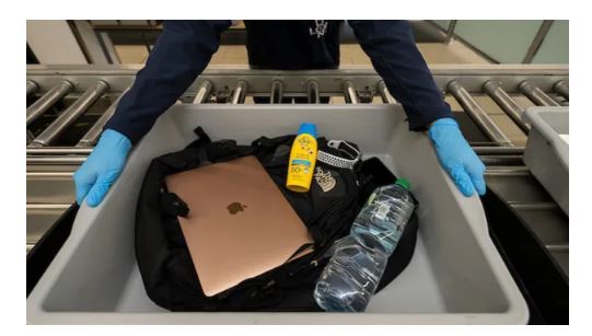 سوالی که شاید برای شما هم پیش آمده باشد؛ چرا در بازرسی امنیتی فرودگاه لپ تاپ را باید از چمدان خارج کنید؟