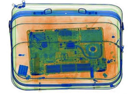 سوالی که شاید برای شما هم پیش آمده باشد؛ چرا در بازرسی امنیتی فرودگاه لپ تاپ را باید از چمدان خارج کنید؟