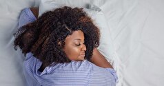 چگونه هنگام خواب حالت مو‌های فر و مجعد خود را حفظ کنیم؟