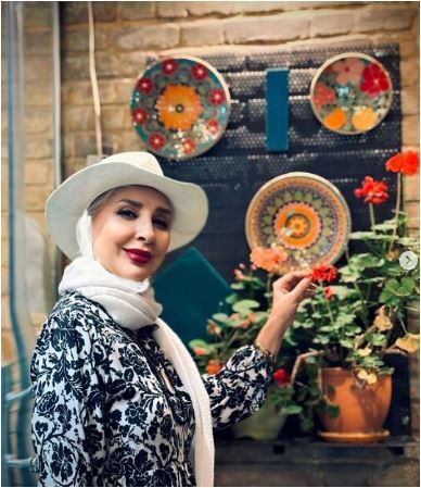 طاقچه قدیمی خانه مرجانه گلچین با دیوار کوب‌های سنتی و طرح اصیل ایرانی و گل‌های شمعدونی +عکس/ شیک، اصیل، زیبا