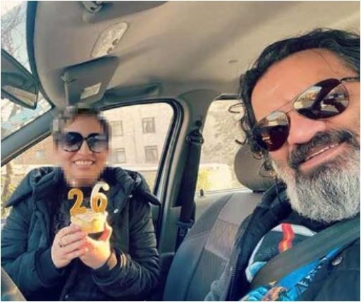 مینی کیک ساده و خوشمزه مهراب قاسم خانی برای تولد ۲۶ سالگی دخترش+عکس/تزئین زیبا با شمع عددی