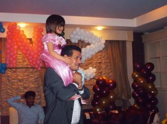 تصویری زیرخاکی از سواری دادن علی دایی با اون ابهت به دخترش!