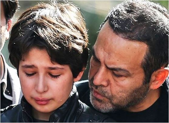 دلداری دادن فریبرز عرب نیا، مختار سریال مختارنامه به تنها پسرش جانیار در روز تدفین همسر جوانش+عکس