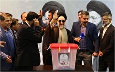 عکس شکار شده از محمد خاتمی در حال رای دادن