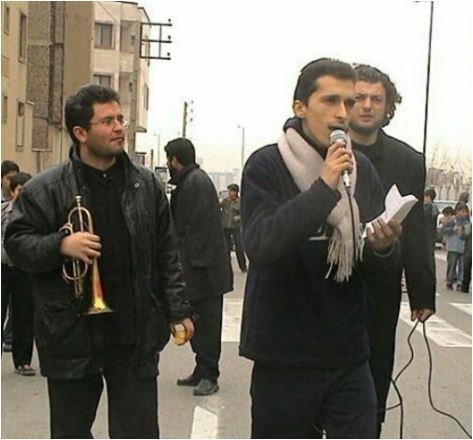 مداحی و نوحه خوانی خیابانیِ مرتضی پاشایی برای امام حسین در ماه محرم+عکس/ روحش شاد و یادش گرامی