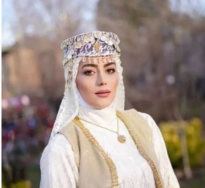 هدیه بازوند با پوشیدن این لباس کرد‌ها رو سربلند کرد