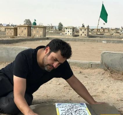 تصویری ناراحت کننده از حال خراب امیرمحمد زند بر سر مزار پدرش در کربلا تصویری ناراحت کننده از حال خراب امیرمحمد زند بر سر مزار پدرش در کربلا