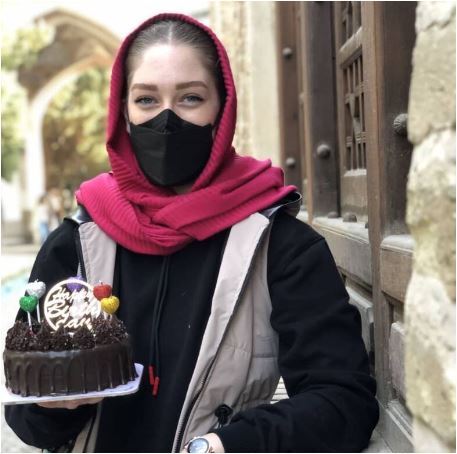 جشن تولد ساده و خلوت آیتک سلامت کاپیتان چشم آبی و تبریزی والیبال بانوان و رقیب زهرا گونش در عمارت فین کاشان/ چه کیک شکلاتی زیبایی+عکس