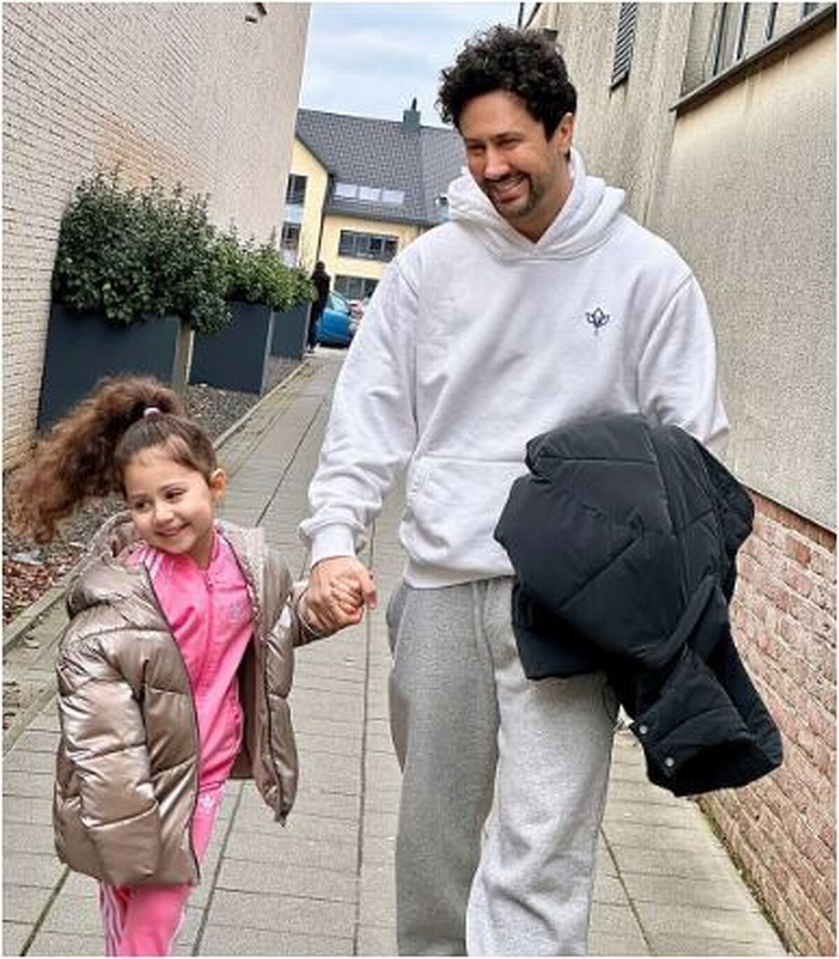 لحظه‌های ناب پدر و دختری شاهرخ استخری وسط پارک/چه کیفی میکنه از دیدن دخترش!