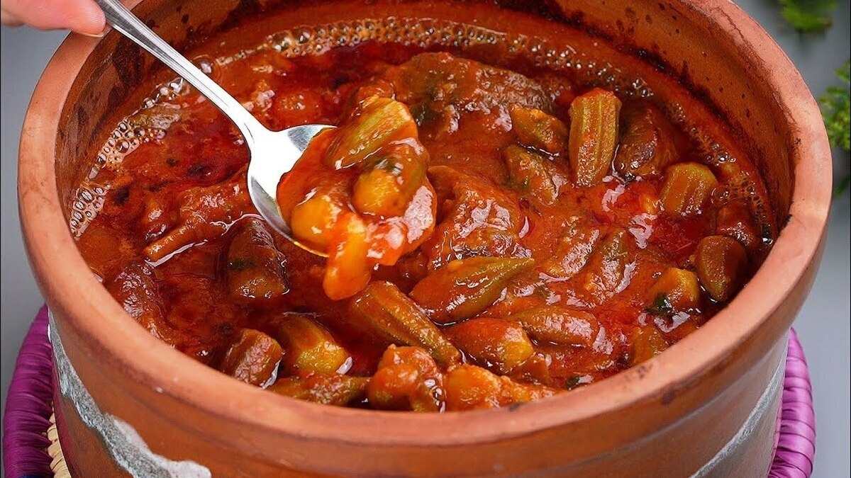 بدون نیاز به گوشت این خورشت لذیذ و خوشرنگ بامیه را درست کنید