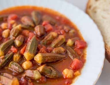 بدون نیاز به گوشت این خورشت لذیذ و خوشرنگ بامیه را درست کنید