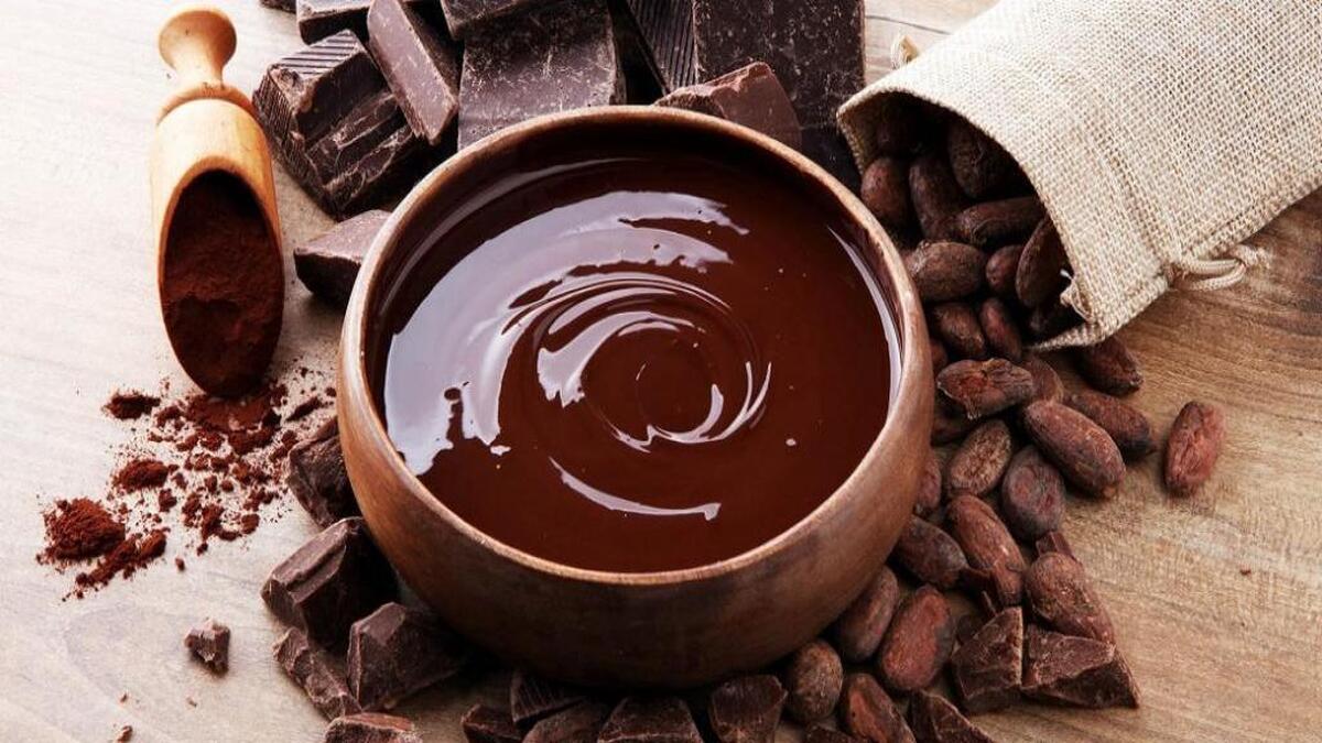 فقط با ترکیب چند قلم مواد ساده و ارزان سس شکلات خانگی درست کنید
