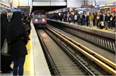 خودکشی ناموفق یک مرد پس از انداختن خودش جلوی مترو