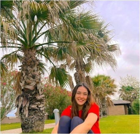درخت خرمای بزرگ حیاط باصفای خونه ویلایی زهرا گونش/ نخل‌های هم قد والیبالیست مشهور ترکیه‌ای
